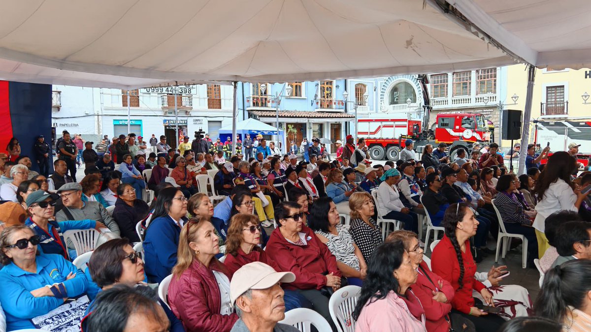estefania_gru's tweet photo. Cuando se invierte en quienes protegen la vida, los resultados trascienden fronteras.

Hoy reconocimos a los bomberos de Quito @BomberosQuito por su extraordinaria labor en #Venezuela, donde demostraron que la preparación, el compromiso y la vocación de servicio salvan vidas.

Nuestro deber es respaldar siempre a quienes, sin dudarlo, están dispuestos a arriesgarlo todo por los demás.

#BomberosQuito #Quito #HéroesSinFronteras #Reconocimiento #SalvarVidas #GestiónDeRiesgos #OrgulloQuiteño
