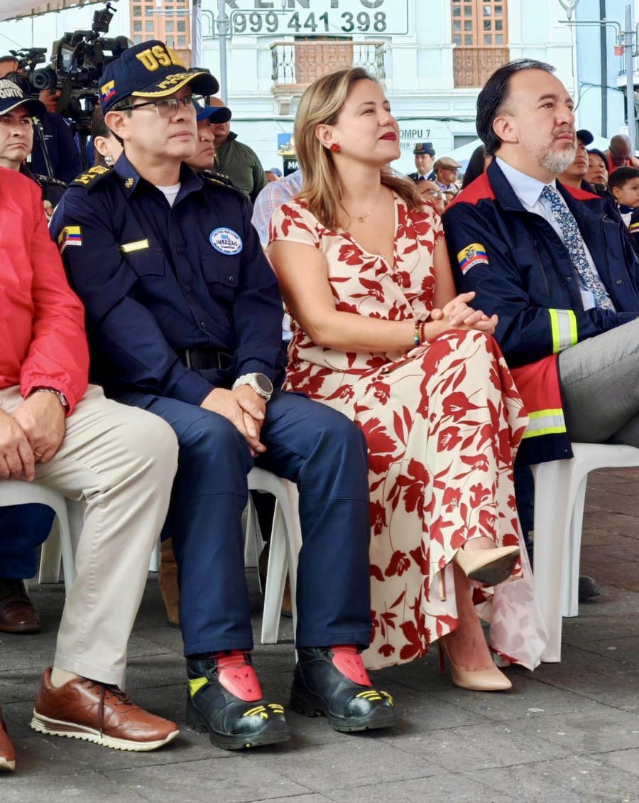 estefania_gru's tweet photo. Cuando se invierte en quienes protegen la vida, los resultados trascienden fronteras.

Hoy reconocimos a los bomberos de Quito @BomberosQuito por su extraordinaria labor en #Venezuela, donde demostraron que la preparación, el compromiso y la vocación de servicio salvan vidas.

Nuestro deber es respaldar siempre a quienes, sin dudarlo, están dispuestos a arriesgarlo todo por los demás.

#BomberosQuito #Quito #HéroesSinFronteras #Reconocimiento #SalvarVidas #GestiónDeRiesgos #OrgulloQuiteño