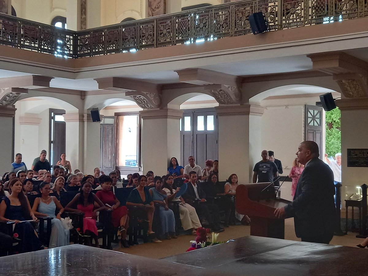 Oscar_CubaTSP's tweet photo. Hoy participamos con Andry Matilla, Decano @DERECHOUH, @RosyCubaMINJUS, @AlinaLiFGR y @Yojaniers en el Acto de Graduación de los Técnicos Superior en Asistencia Jurídica y los Licenciados en  Derecho por los cursos por Encuentros y a Distancia. Muchas felicidades. @DiazCanelB 🇨🇺 https://t.co/oa83lyY1Oz
