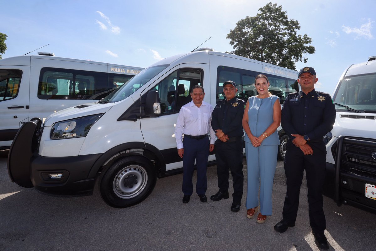 CeciliaPatronL's tweet photo. 🚓 Con trabajo coordinado y más equipo, fortalecemos la seguridad en Mérida.

Junto al Gobernador del Estado, @huachodiazmena y al Secretario de Seguridad Pública, Comisario General Luis Felipe Saidén Ojeda, recibimos una unidad tipo Van que fortalecerá la capacidad operativa de la Policía Municipal de Mérida.

La coordinación entre los distintos órdenes de gobierno fortalece nuestra capacidad de respuesta para seguir cuidando la paz y la tranquilidad de las familias meridanas.

#MéridaContigoEsMejor