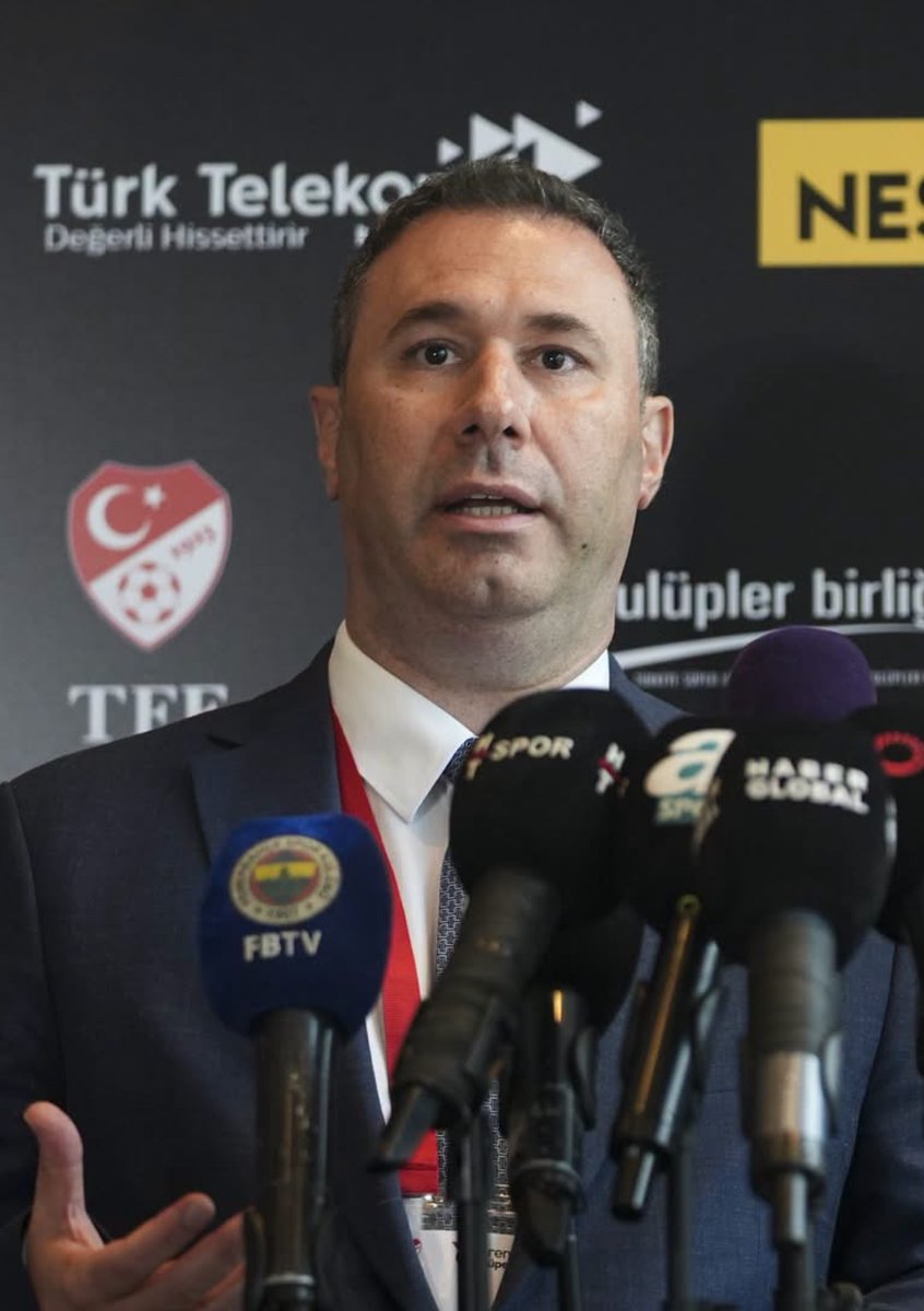 GsCommandos's tweet photo. Fatih Altaylı , Fb yöneticisi Barış Göktürk hakkında 6222 sayılı yasa kapsamında işlem yapılması işin @adalet_bakanlik çağrıda bulundu.

"Fenerbahçe başkanvekili Barış Göktürk, Galatasaray başkan yardımcısı Metin Öztürk’ün uzattığı eli havada bıraktı ve elini uzatmadı, el sıkışmadı.

Meğer Barış Bey, Metin Öztürk’ün ve diğer Galatasaraylı yöneticilerin elini sıkmayacağını daha önce açıklamış.

Şimdi soruyorum, bu yapılan hareket 6222 sayılı Sporda Şiddet ve Düzensizliğin önlenmesine dair Kanun’a aykırı bir hareket değil midir!

Daha sezon başlamadan, taraftarlar arasında gerilimi körükleyen, tribünde düşmanlığa yol açacak olan, centilmenliğe aykırı bir hareket değil midir!

Bana Chobani Stadı’nın adını, ürün bir Yunan yoğurdu olduğu için Yunanca telaffuzu ile Kobani olarak okuduğum için seyirden men cezası veren savcılar, şiddeti açıkça körükleyen bu harekete karşı hiçbir şey yapmayacaklar mı!"

Kerem Aktürkoğlu lookman #MasonGreenwood Marsilya 
Cerny amedspor Haluk Levent 
#PttihsNeOlacak Müslim sarı 
#AlmancaZorunluOlsun