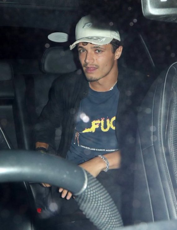 sinntie's tweet photo. got his famous british person backseat car pic we rlly are celebs  now officially https://t.co/fZryNUxdpZ