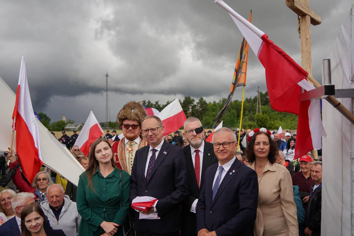 DianaR_Korona's tweet photo. Kłamcy jedwabieńscy:
1. Jan Tomasz Gross
2. Aleksander Kwaśniewski
3. Lech Kaczyński
4. Bronisław Komorowski
5. Rabin Michael Schudrich 
WINNI ❗️bezpodstawnym oskarżeniom Polaków o zbrodnie w Jedwabnem❗️
Żądamy wznowienia ekshumacji❗️
W ziemi jest prawda❗️
Jedwabne, 10 lipca 2026 https://t.co/GhDAmeh8Iq