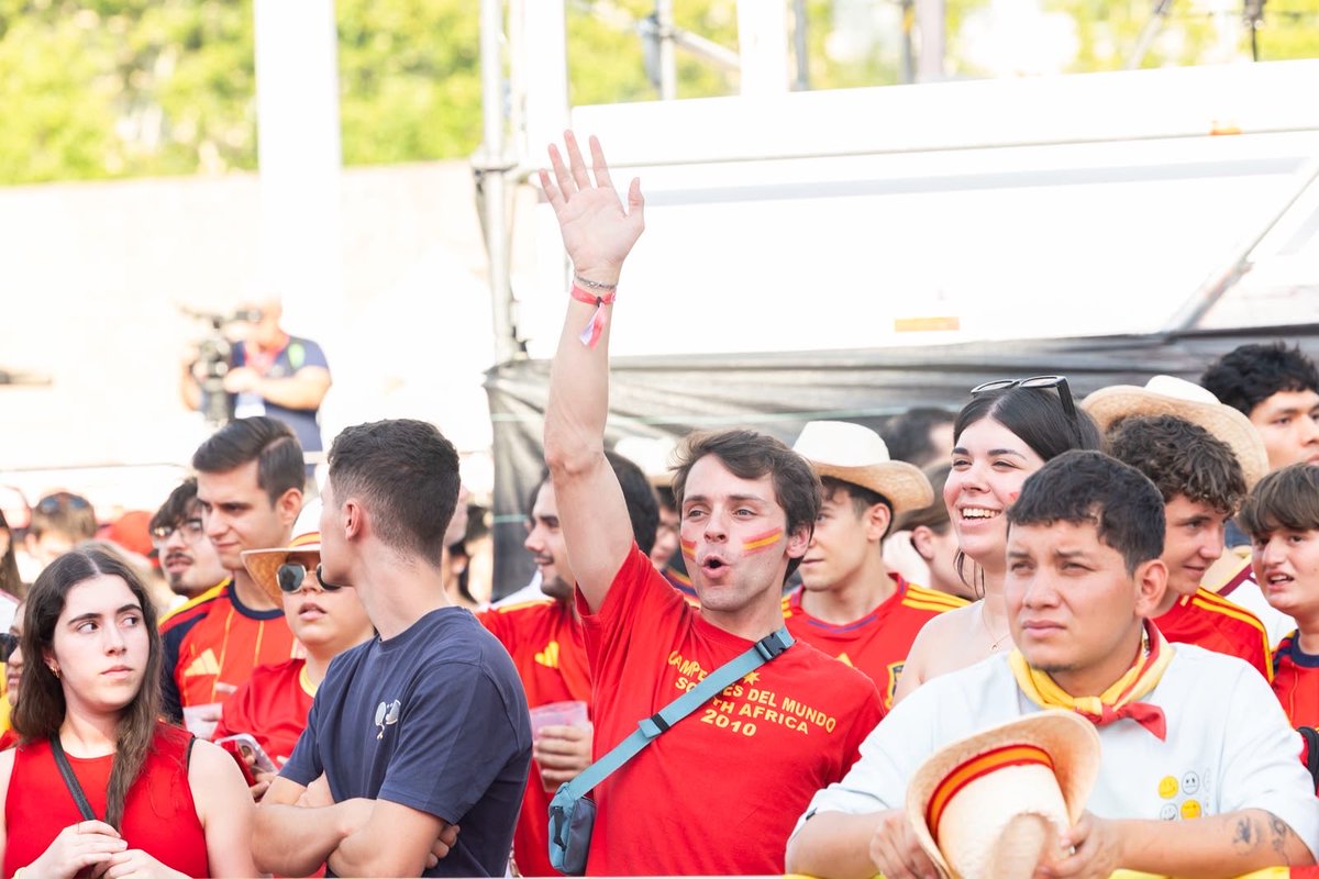 rfef's tweet photo. ¿Estáis preparados?

🥳 ¡En Plaza Selección lo tenemos todo listo para el partido de nuestra @SEFutbol!

#VamosEspaña | #CopaMundialFIFA https://t.co/x3Oohc1Pfs