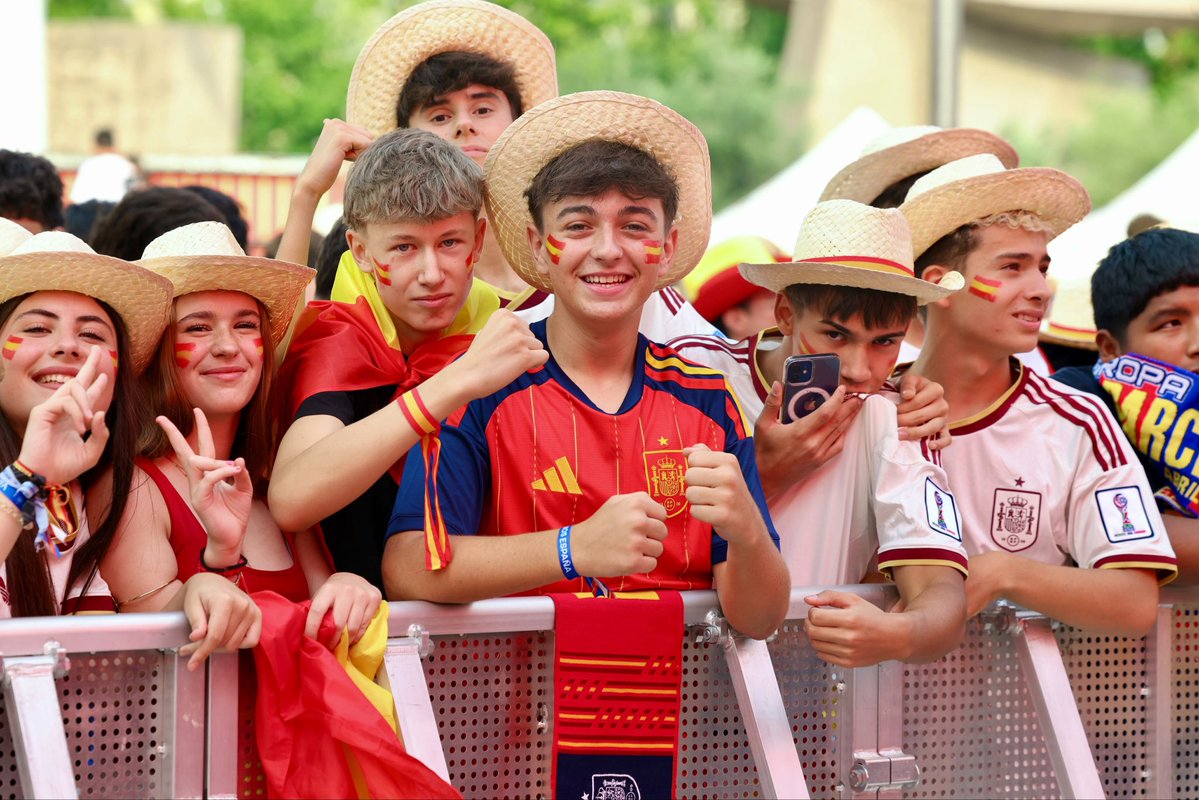 rfef's tweet photo. ¿Estáis preparados?

🥳 ¡En Plaza Selección lo tenemos todo listo para el partido de nuestra @SEFutbol!

#VamosEspaña | #CopaMundialFIFA https://t.co/x3Oohc1Pfs