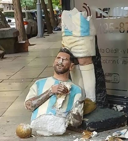 Trumperizar's tweet photo. ‼️ Kukas resentidos vandalizaron una estatua de Messi en Mar del Plata.

Más antipatrias que nunca. https://t.co/g7JhRfKAZ7