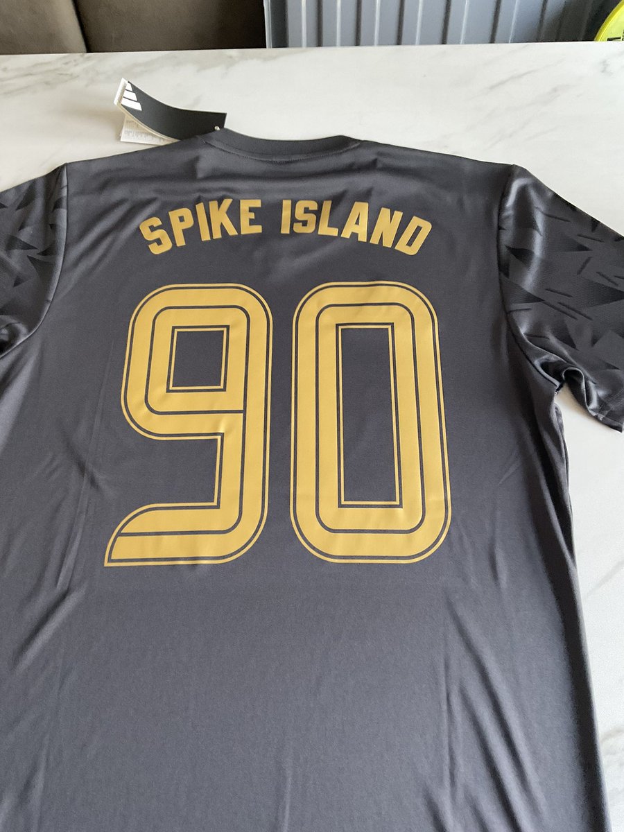 gibbo1012's tweet photo. Later than anticipated due to WiFi drop out hereβs the adidas custom Stone Roses Spike Island football shirt. All sizes available Β£55 inc tracked postage message me or comment if interested π€©π€©ππ»ππ»β½οΈβ½οΈ #stoneroses #manchester #madchester #indie https://t.co/HRYEoPgTCs