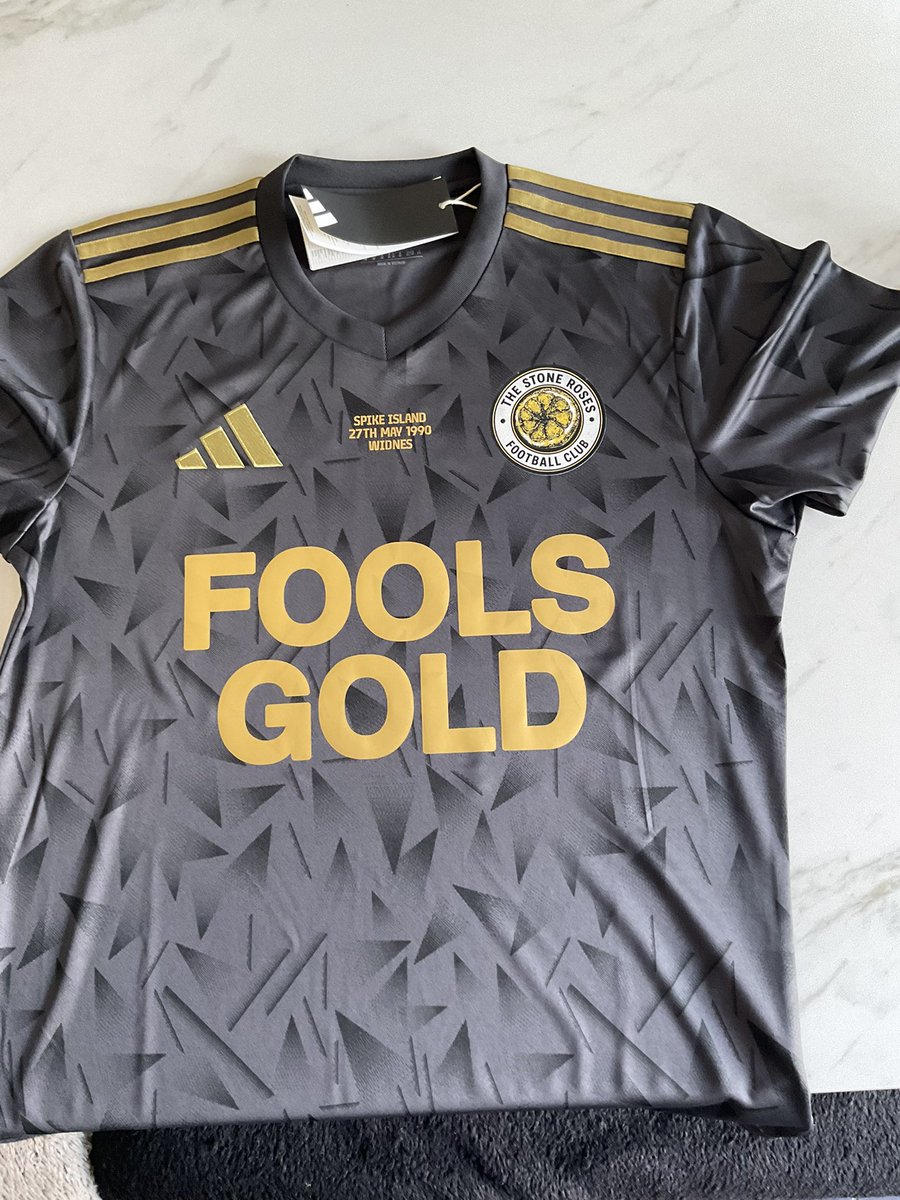 gibbo1012's tweet photo. Later than anticipated due to WiFi drop out hereβs the adidas custom Stone Roses Spike Island football shirt. All sizes available Β£55 inc tracked postage message me or comment if interested π€©π€©ππ»ππ»β½οΈβ½οΈ #stoneroses #manchester #madchester #indie https://t.co/HRYEoPgTCs
