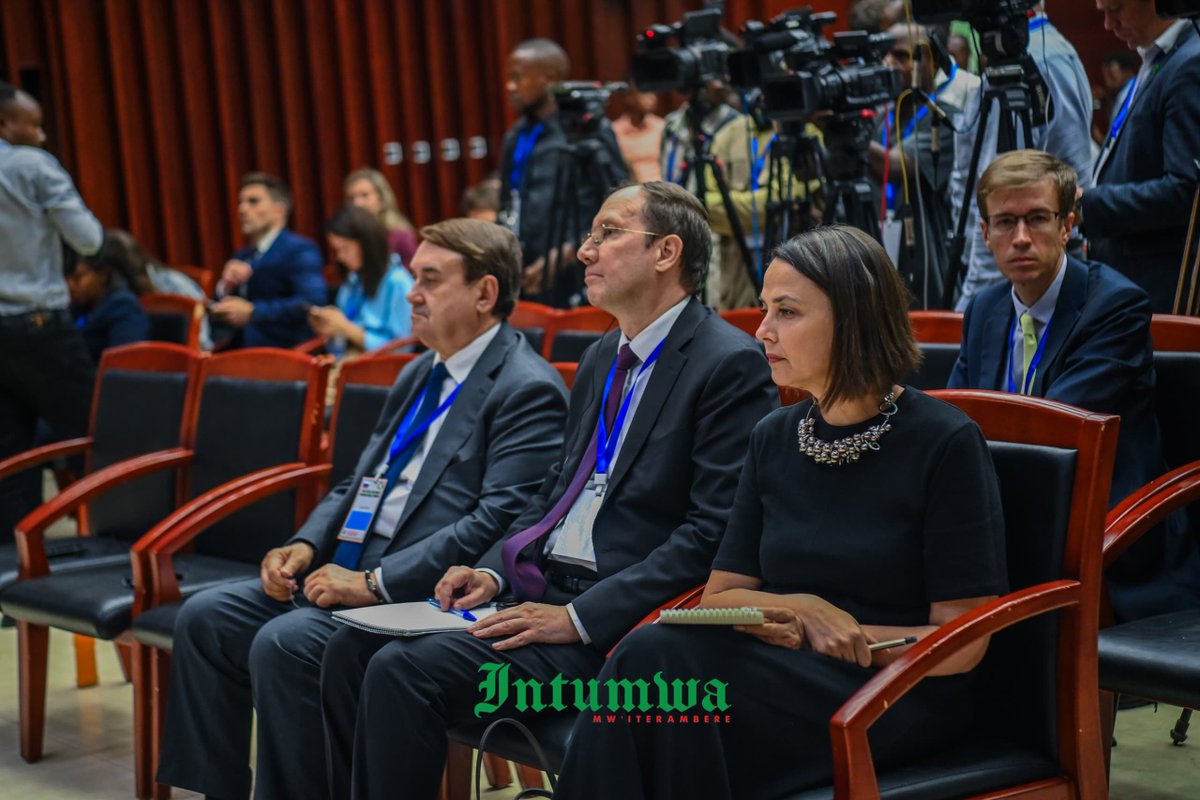 IntumwaNews's tweet photo. 🔴Burundi–Russie : le Président Évariste Ndayishimiye reçoit le ministre russe des Affaires étrangères Sergueï Lavrov

 Le Président de la République du Burundi et Président en exercice de l'Union africaine, Évariste Ndayishimiye, a reçu en audience, vendredi 10 juillet 2026 à Ntare House, une délégation de la Fédération  de Russie conduite par le ministre des Affaires étrangères, Sergueï Lavrov, en visite officielle au Burundi.

Les discussions entre les deux personnalités ont porté sur plusieurs points d'intérêt commun, notamment le renforcement de la coopération bilatérale, les enjeux régionaux ainsi que les questions internationales.

Sur le plan bilatéral, les deux parties ont réaffirmé leur volonté de consolider les relations économiques et commerciales entre le Burundi et la Russie. Elles ont notamment encouragé les hommes d'affaires russes à investir au Burundi afin de contribuer au développement économique et à la création d'emplois.

Les discussions ont également mis l'accent sur le renforcement de la coopération dans des secteurs stratégiques tels que l'énergie, la santé, l'agriculture, les infrastructures, le transport, la technologie et l'éducation. Dans ce dernier domaine, Sergueï Lavrov a annoncé la volonté de son pays d'augmenter le nombre de bourses d'études accordées aux étudiants burundais. Il a aussi souligné l'intérêt de la Russie à développer une coopération avec le Burundi dans le domaine de l'énergie nucléaire à usage civil.
Au niveau régional, le chef de la diplomatie russe a réaffirmé l'importance du partenariat russo-africain et de son renforcement dans différents secteurs de développement et de sécurité.

Le Président Évariste Ndayishimiye et son hôte ont échangé sur la situation sécuritaire dans la région, en particulier dans l'est de la République démocratique du Congo (RDC), soulignant la nécessité de poursuivre les efforts en faveur de la paix, de la stabilité et de la coopération régionale.

Le Chef de la diplomatie russe était venu aussi avec une invitation du Président russe à  l'endroit du Président Evariste Ndayishimiye pour participer au troisième Sommet Russo-Afrique  des Présidents et  des Chefs de Gouvernement qui se tiendra en Russie en octobre 2026.  Le Président Evariste Ndayishimiye a accepté cette invitation de son homologue russe, soulignant que la participation des Africains est une occasion importante de nouer des relations et que cela sera un moment crucial pour lui de co-présider cette rencontre en tant que président en exercice de l'Union africaine.