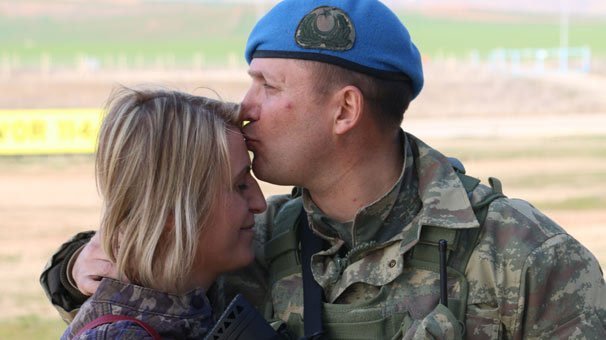 Sehit_Evladi's tweet photo. Özel Kuvvetlerin en seçkin Komutanlarındandı. Afrin'e giderken eşine son kez sarıldı, son kez alnından öptü. Bunun bir veda olduğunu biliyordu...

Gözünün gördüğü hiçbir şeyden korkmuyordu. Ama biliyordu şehit olacağını ve vasiyet etti... 

"Zeynep Naz ve yengen sana emanet. Yengen nereye isterse oraya defnetsin ve hakkını helal etsin, çok kahrımı çekti biliyorsun. Ama benim gönlümden geçen Eskişehir Vişnelik Hava Şehitliği ya da Ankara Cebeci Şehitliği İhsan Yüzbaşı'nın yanıbaşı. 

Zeynoma da anlat, Türkiye Cumhuriyeti ilelebet payidar kalsın diye can verdim bilsin ve hakkını helal etsin.

Yengen ile Zeynom planlarımızı ertelemesin, önce Karadeniz turu, sonra Kıbrıs, sonra da Recepler oradayken yurt dışı turlarını mutlaka yapsınlar. 

Herkese söyle; annem, abim ve özellikle de babam hakkını helal etsin. Verilecek tazminatın bir kısmı ile sağlıkları el verirse annem ile babamı hacca gönderin.

Arkamdan kesinlikle kimse para tartışmasına girmesin. İsmail Kartal'a borçlarım unutulmasın aldığım arsadan dolayı. 

Söyle, es es bu sene süper lig'e çıkarsa mezarımı ziyaret etsinler. Erkan Zengin ve diğerleri.

Son olarak, şehit olmak nasip olursa inşallah şefaat edeceğim üçüncü kişi de sensin bunu da bil. (Zeynom, yengen, sen...)" 

Eşim nereye isterse oraya gömün deyip de ardından gönlümden geçen şurası diyecek kadar naif bir eş,

Eşi ve çocuğunun tatil planlarını ertelemesine yüreği el vermeyen bir aile babası,

Borçlu olduğu kişinin unutulmasını istemeyecek kadar dürüst bir insan, 

Vatan için canını vermesine rağmen anne ve babasını kendi tazminatıyla hacca gönderip devletten tek bir kuruş bile istemeyen fedakar bir oğul...

Tarih ve Türk Milleti seni asla unutmayacak Komutanım...

Şehit Binbaşı Mithat DUNCA
17 Mart 2018 | Afrin