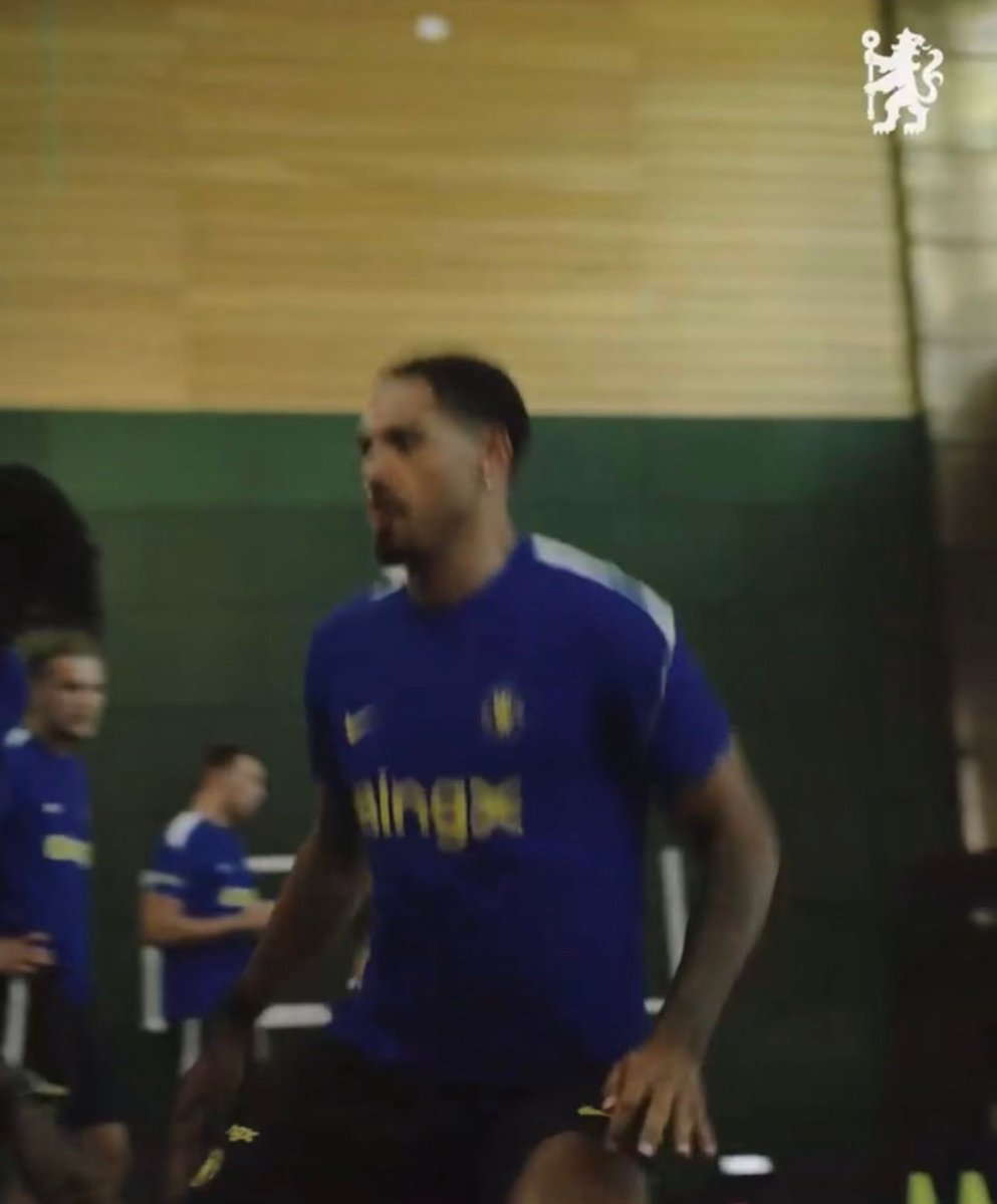 TheBlueDodger's tweet photo. WAIT...IS THAT MUDRYK ON THE LEFT??????? 👀

#CFC https://t.co/aiwB15kRQg