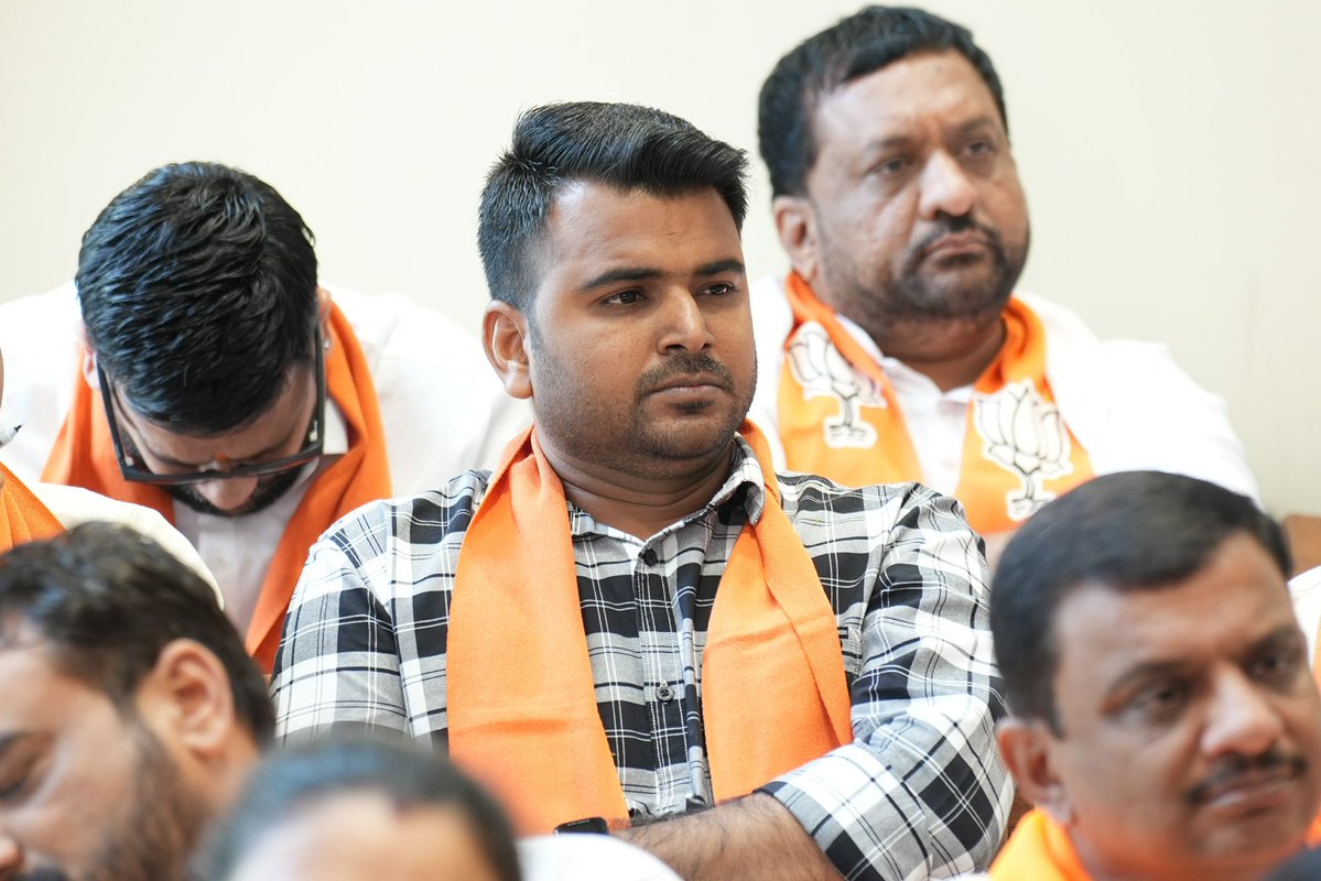 TheYadavPrince's tweet photo. પ્રદેશ અધ્યક્ષ શ્રી @iJagdishBJP વિશ્વકર્માજીના અધ્યક્ષસ્થાને તથા પ્રદેશ સંગઠન મહામંત્રી શ્રી @ratnakar273 જીની વિશેષ ઉપસ્થિતિમાં આજે પ્રદેશ કાર્યાલય ‘શ્રી કમલમ્’ ખાતે યોજાયેલી સંગઠનાત્મક બેઠકમાં ઉપસ્થિત રહેવાનો અવસર મળ્યો.

આ બેઠકમાં પ્રદેશ મહામંત્રી @DrPrashantkorat જી, શ્રી @aniruddhdavebjp , શ્રી @Hitendrasinhbjp જી સહિત પ્રદેશ પદાધિકારીઓ, જિલ્લા પ્રમુખશ્રીઓ અને પ્રભારીશ્રીઓ ઉપસ્થિત રહ્યા.