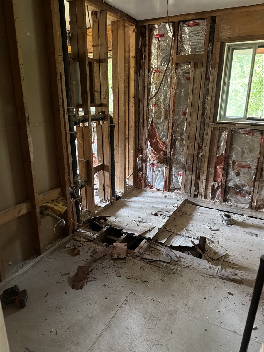 TGentry86's tweet photo. The 1966 mid century home had 5 original bathrooms. Unfortunately they all had to go… 

@ZiaTileUSA , help me show off this house with some of your tile ! https://t.co/kDbccGhjzL