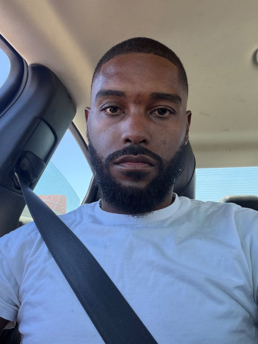 ZeeToThe's tweet photo. Iโm so damn old man #FreshCutFriday https://t.co/yht03lMwYu
