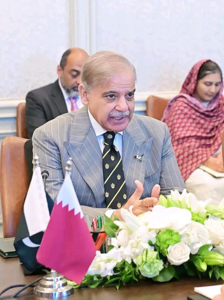 BSWarraich's tweet photo. وزیراعظم اور امیرِ قطر کے درمیان ٹیلیفونک رابطہ

وزیراعظم محمد شہباز شریف کی آج قطر کے امیر، عزت مآب شیخ تمیم بن حمد آل ثانی، سے انتہائی خوشگوار اور پرتپاک ٹیلیفونک گفتگو ہوئی۔

گفتگو کے دوران وزیراعظم نے خطے میں حالیہ کشیدگی پر گہری تشویش کا اظہار کیا۔ انہوں نے حالیہ حملوں کے تناظر میں قطر کے عوام کے ساتھ پاکستان کی مکمل یکجہتی اور حمایت کا اعادہ کرتے ہوئے تمام فریقوں پر زور دیا کہ وہ تحمل کا مظاہرہ کریں اور ایسے کسی بھی اقدام سے گریز کریں جو خطے کے امن و استحکام کو نقصان پہنچا سکتا ہو۔

وزیراعظم نے اسلام آباد مفاہمتی یادداشت (Islamabad Memorandum of Understanding) اور برگن اسٹاک میں اعلیٰ سطحی تکنیکی مذاکرات کے پہلے دور کے انعقاد تک پہنچنے والی امن کوششوں میں قطر کی مستقل اور غیرمتزلزل حمایت پر امیرِ قطر کا دلی شکریہ ادا کیا۔

دونوں رہنماؤں نے اس امر پر اتفاق کیا کہ امن کے لیے سفارتی روابط اور بامعنی مذاکرات کا سلسلہ جاری رکھنا اور امن مفاہمتی یادداشت کے تحت تمام فریقین کی جانب سے کیے گئے وعدوں پر عمل درآمد یقینی بنانا ناگزیر ہے۔

امیرِ قطر نے وزیراعظم، نائب وزیراعظم و وزیر خارجہ سینیٹر محمد اسحاق ڈار اور چیف آف آرمی اسٹاف و چیف آف ڈیفنس فورسز، فیلڈ مارشل سید عاصم منیر، کے خطے میں امن کے قیام کے لیے قائدانہ کردار کو سراہتے ہوئے ان کا شکریہ ادا کیا اور اس سلسلے میں قطر کی مسلسل حمایت جاری رکھنے کی یقین دہانی کرائی۔