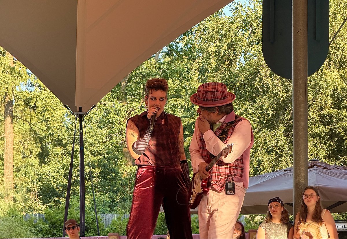 TimTimeTwit's tweet photo. Wat een gave show geeft The Big Bad Wolf Band tijdens het Efteling Zomerfestival https://t.co/1DHWu0xbfL
