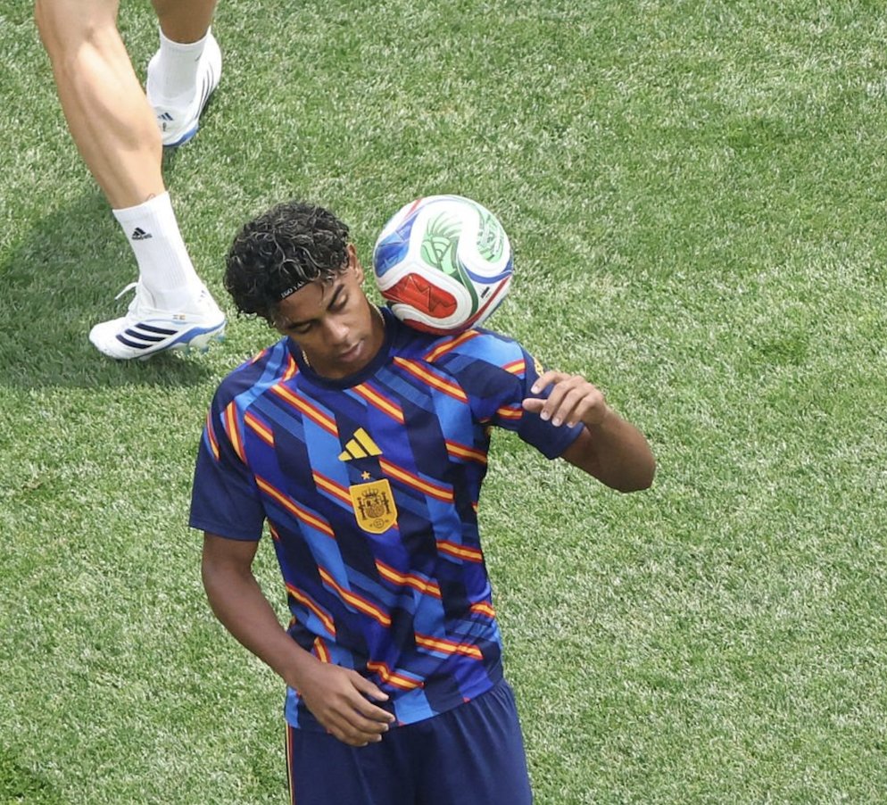 TouchlineX's tweet photo. 🚨 𝗡𝗘𝗪: Lamine Yamal is warming up! 🇪🇸💫 https://t.co/tDcZ1mNXEX