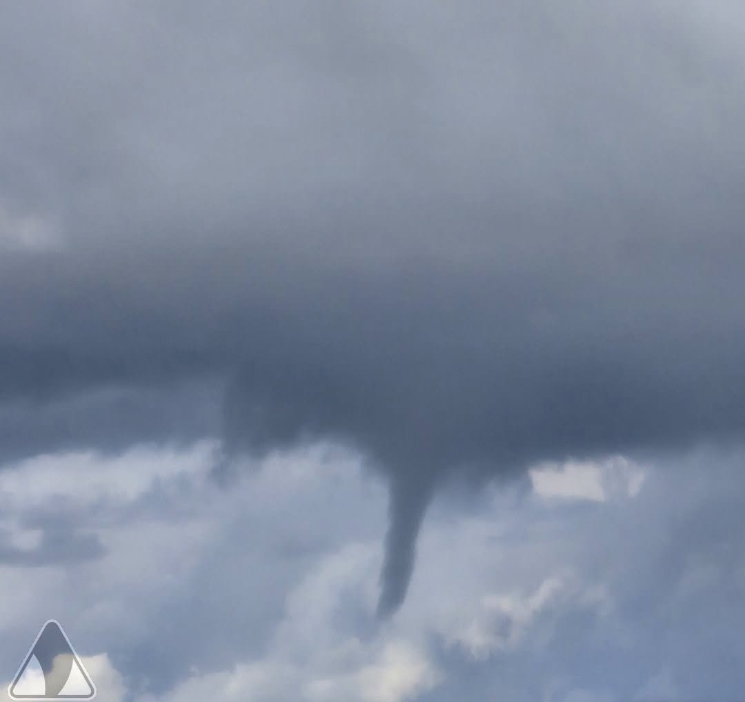 SOB_pl's tweet photo. 🌪️Pojawiło się dziś więcej przypadków lejków konwekcyjnych nad Polską! 
Oto kolejne zdjęcia jakie otrzymaliśmy od użytkowników naszego Systemu Raportów Inez z Giełczyna oraz  Podlaskilowcaburz z Jedwabnego w woj. podlaskim.
@MeteoprognozaPL @meteo_expert @NaGraHo 
#obserwatorzyburz #pogoda #polska #lejkondensacyjny #funnel #lato #meteo
