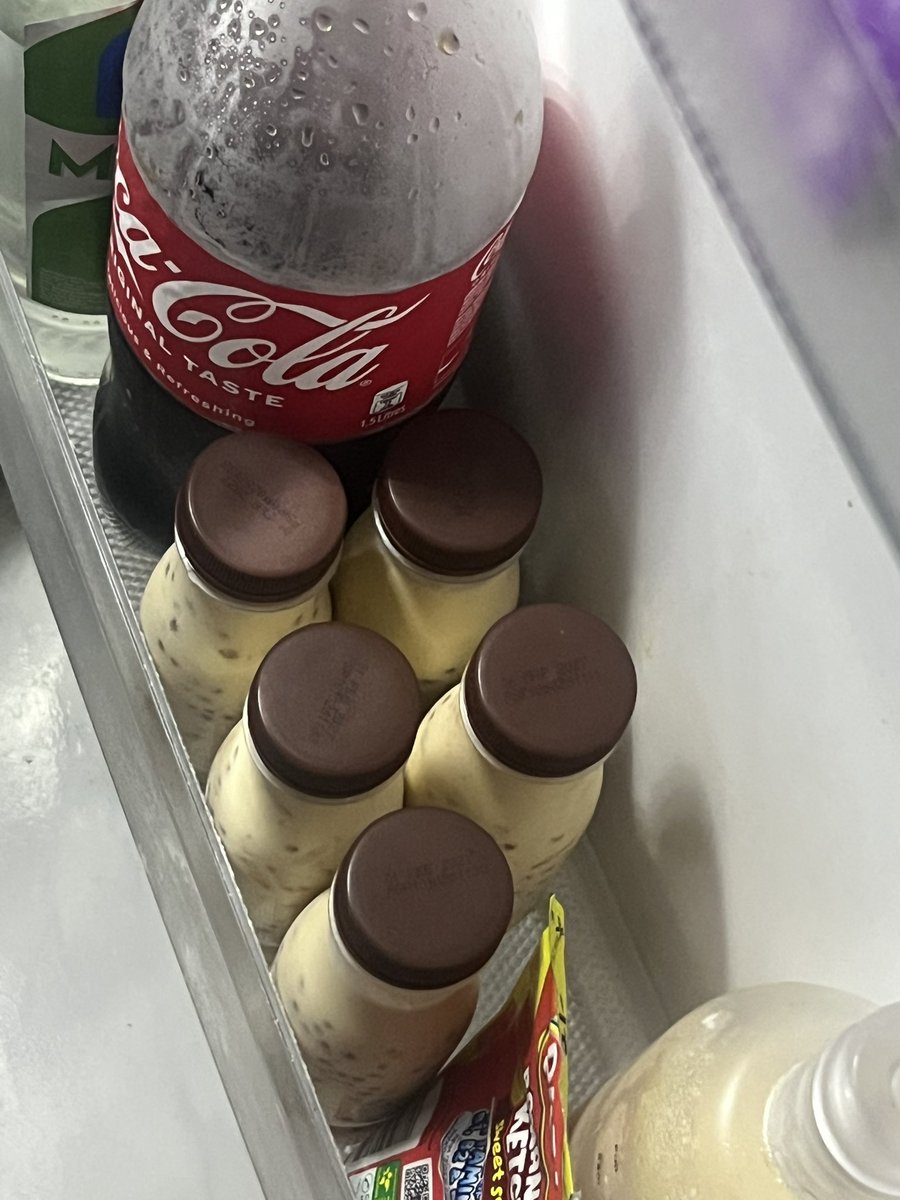nrxtuv's tweet photo. my sister just straight up reused kopiko lucky day plastic bottles to put mango tapioca in i’m crying https://t.co/gCV1sFk0pI
