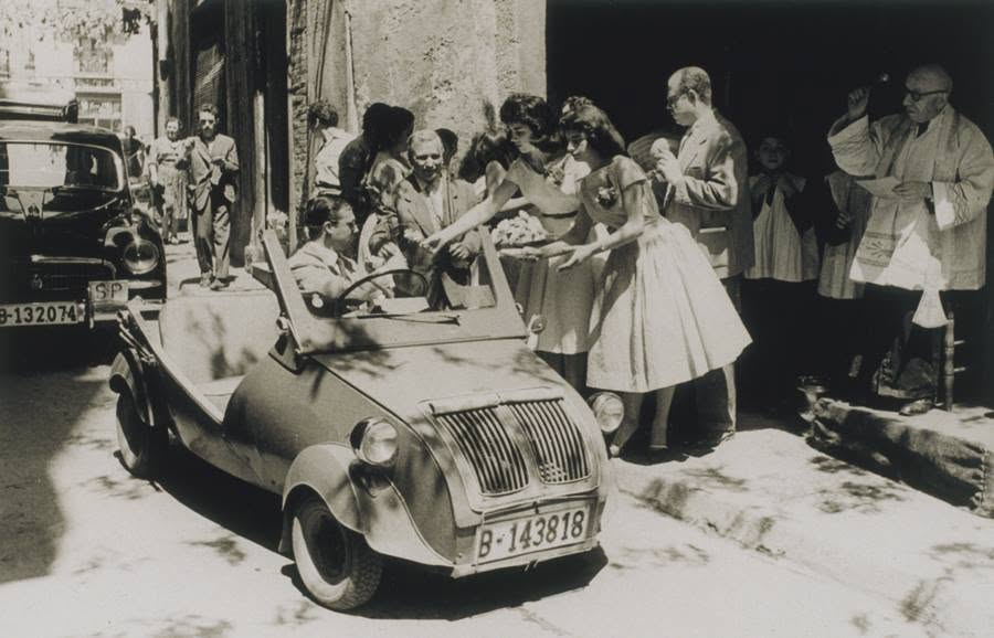 historiesdebcn's tweet photo. Tradicional benedicció de cotxes al carrer Regomir amb motiu de la diada de Sant Cristòfor, patró dels conductors, el 10 de juliol de 1958.

📷 Pérez de Rozas / AFB https://t.co/pFaJXgJnKj
