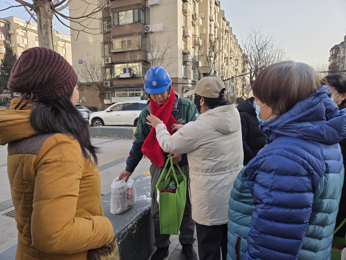 Juanjovidal1991's tweet photo. Just finished 4 hours of community food bank volunteer work—seeing a family pick up warm meals and smiles on their faces made every minute worth it. Small acts of care go such a long way! , https://t.co/Rz54PsA5Bk