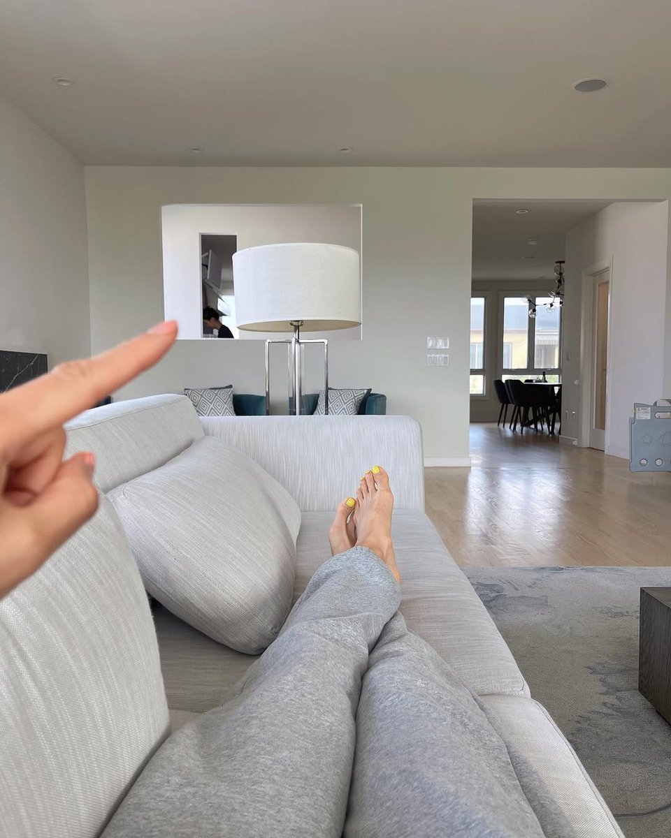 cherryi9aq's tweet photo. Some of the best moments don't need an itinerary.
Just a quiet afternoon, a comfortable couch, and peace of mind. 🤍
#Home #SlowLiving #Lifestyle #PeacefulMoments https://t.co/S65JUVRUTq