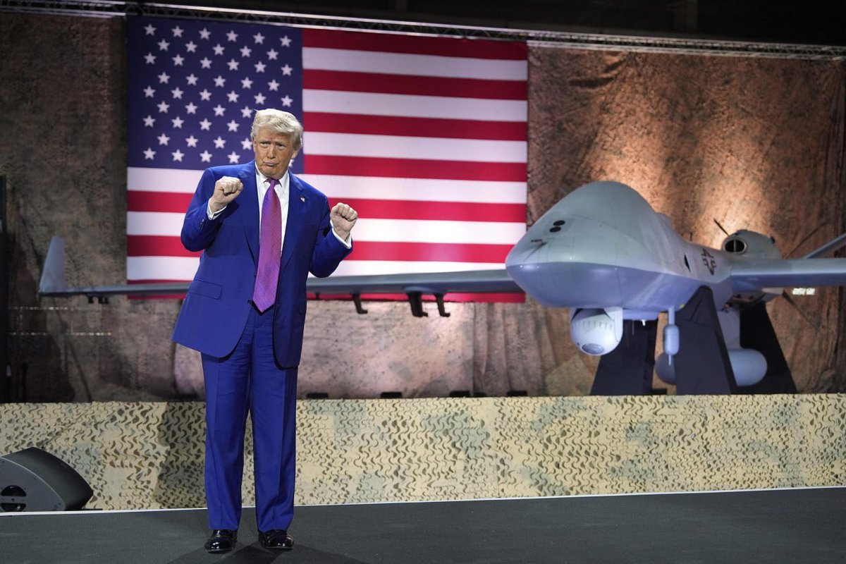 Geopolitik_2030's tweet photo. Mr. Cheetos ha dado la orden de bombardear a IRÁN a niveles nunca vistos, si le llegan a hacer algo; la declaración se da después de que NETANYAHU le llenara la cabeza de humo al decirle que en TEHERÁN se dió la orden de asesinarlo y qué es el primero en la lista, obviamente entró en pánico. 
A TEHERÁN no le interesa matarlo, porque sabe perfectamente que él no es la cabeza del ESTADO PROFUNDO, es solo un peón más!!