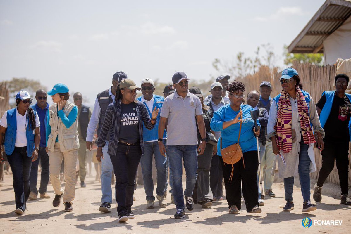 bakadifuilaChri's tweet photo. Reconstituer la dignité humaine perdu à cause de la guerre d’invasion nous imposée par le Rwanda, redonner l’espoir et faire obtenir un sourire, c’est la Mission que le Directeur général du @FonarevRDC Patrick FATA s’est donnée.

Il est sur le terrain au service des victimes.

Au camp de réfugiés de Musenyi, la délégation du FONAREV a constaté l’impact concret du projet inter-agences des Nations Unies.

Quelques résultats :
-  20 394 réfugiés accompagnés
- 22 000 enfants soutenus
- 88 358 consultations médicales
- 12 315 enfants vaccinés
- Plus de 3 200 personnes formées à des activités génératrices de revenus
- Une centrale solaire de 100 kW et 113 lampadaires installés
 Sous l’impulsion de la vision de Son Excellence @fatshi13 , la RDC a un État gendarme, protecteur et providence.

Des actions concrètes au service de la protection, de la dignité et de la résilience des victimes congolaises réfugiées au Burundi.

@fatshi13 @FelixUdps 
@Presidence_RDC @christinatshis @DeniseNyakeru