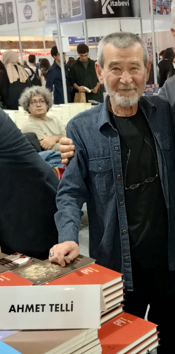 NetSakini's tweet photo. Hüç olmazda bir kere olsun omuzuna dokunmuşum.
Adam gibi adam, ozan gibi ozandı.
Işıklar içinde uyusun. 😥
#AhmetTelli https://t.co/9rBonGorA2