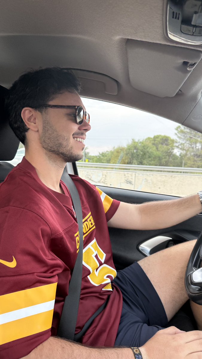 AlvaroRRY's tweet photo. No tenía camiseta de España así que me he puesto la más parecida que tenía 🇪🇸 https://t.co/fJGI9gFhHe