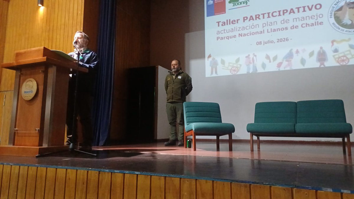 conafdeatacama's tweet photo. El Director regional de #CONAF Atacama, Mauricio Sepúlveda, destacó que este plan fortalecerá la gestión en el marco del nuevo Servicio de Biodiversidad y Áreas Protegidas. Además, rendimos un emotivo homenaje al histórico guardaparque Alberto Villegas. https://t.co/W2cJKluXrF