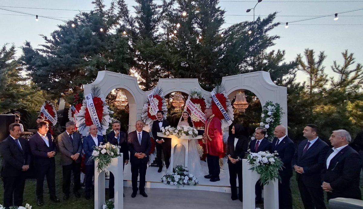 AhmetAYDIN_02's tweet photo. Burak ve Burcu kardeşlerimizin nikâh akdine şahitlik ederek mutluluklarına ortak olduk. 💍

Kaya ve Delalbaşı ailelerini gönülden tebrik ediyor, genç çiftimize ömür boyu sağlık, huzur, muhabbet ve bereket dolu bir yuva diliyorum.

Rabbim birlik ve beraberliklerini daim, saadetlerini baki eylesin.