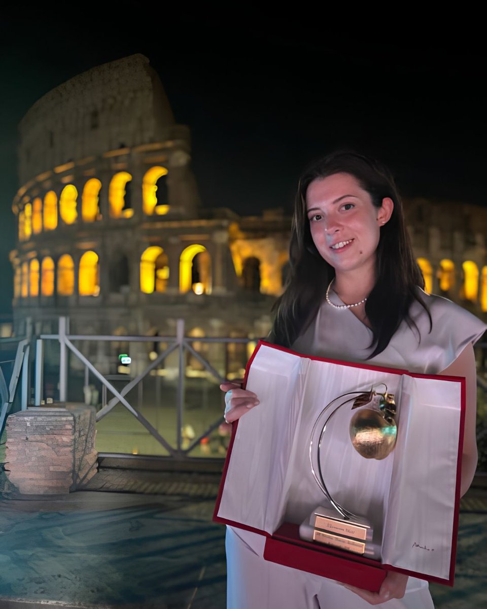 UNI_FIRENZE's tweet photo. Una neolaureata Unifi tra le "Donne che fanno la differenza".

Eleonora Masi, laureata con il massimo dei voti in Ingegneria Meccanica e oggi dottoranda presso il DIEF, è tra le vincitrici della 38ª edizione del Premio Marisa Bellisario "Donne che fanno la differenza".

Selezionata tra le migliori laureate d'Italia, Eleonora è stata ricevuta dal Presidente della Repubblica Sergio Mattarella prima della premiazione ufficiale al Parco Archeologico del Colosseo. Il riconoscimento premia la determinazione nel suo percorso accademico e l'alto impatto tecnico della sua tesi dedicata ai compressori centrifughi industriali.

Un grandissimo orgoglio per tutta la nostra comunità accademica. Congratulazioni, Eleonora.