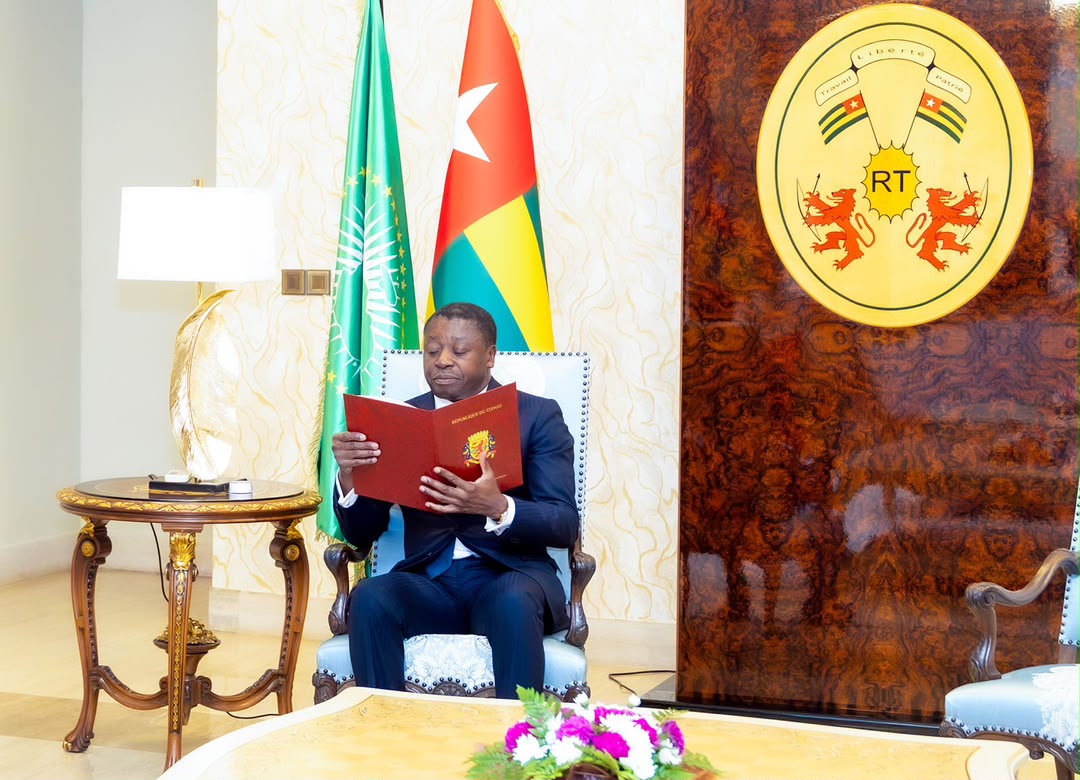 DiploBrazza's tweet photo. Le #Président du #Conseil de la République #Togolaise, S.E.M. 𝗙𝗮𝘂𝗿𝗲 𝗘𝗦𝗦𝗢𝗭𝗜𝗠𝗡𝗔 𝗚𝗡𝗔𝗦𝗦𝗜𝗡𝗚𝗕𝗘, a reçu en #au dience, le jeudi 9 juillet 2026 au Palais de la Présidence à Lomé 2, le #Ministre des #Affaires #Etrangères, de la Francophonie et des Congolais de l’Etranger de la République du Congo, S.E.M. @serge_bounda, arrivé à Lomé le 8 juillet.
Cette rencontre de haut niveau s'inscrit dans le cadre du #renforcement continu des excellentes #relations #bilatérales entre Brazzaville et Lomé.
À cette occasion, le Chef de l'État togolais s'est vu transmettre un #message de #fraternité dont la #quintessence repose sur la #volonté #commune de #consolider les #liens d'#amitié, de solidarité et de coopération entre les deux nations. Cet échange solennel réaffirme l'engagement des deux pays à œuvrer de concert pour la #prospérité et la #stabilité #régionales.
