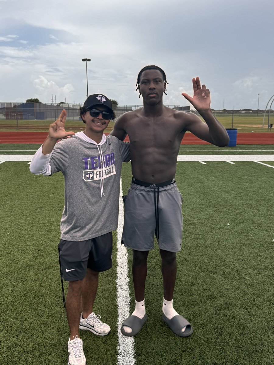brycecfrancis27's tweet photo. Had great time at @TarletonFB camp today at my home field. had great competition!!  Thank you @Coach_Benitez1 for the tips! 
@HokaHeyFootball 
@CoachKirkMartin 
@MrCoachRob https://t.co/MSMkByMOgI