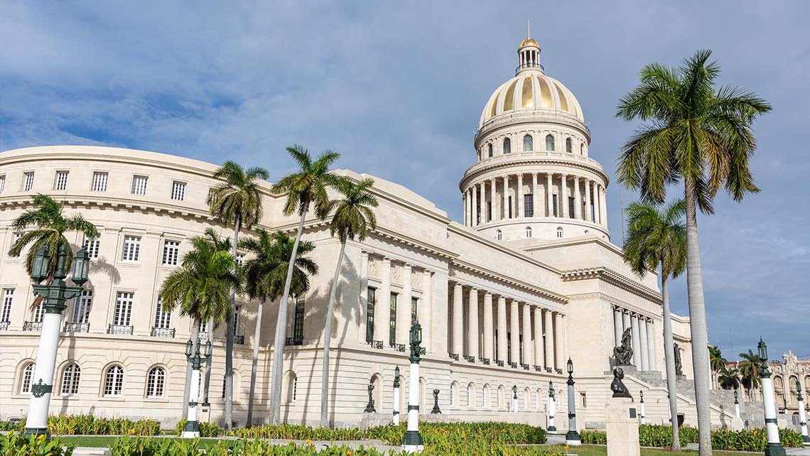 MinturCuba's tweet photo. ✨Capitolio de La Habana Monumental, elegante y lleno de historia. Un ícono que no puede faltar en tu visita a la capital cubana. ⭐🌆

#Capitolio #ViajaACuba #CubaMágica #CubaUnica #Cubatravel https://t.co/E4E6xuPtqW