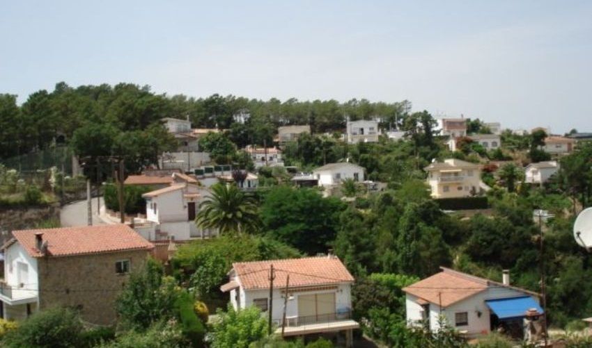 ireneuc's tweet photo. El bosc mediterrani, tan nostre, tan estimat, tan proper, és un espai tremendament vulnerable. L’abandonament, la sequera, la pressió humana, la inconsciència, a vegades la maldat… tot suma. I cada estiu ens ho recorda amb una tristesa que coneixem massa bé. #MediAmbient #Risc https://t.co/HxPhjqa3dm