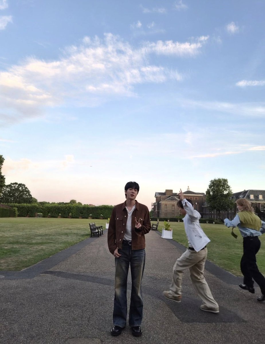 4ovmoon's tweet photo. príncipe jimin pasando la tarde con sus amigos de familias nobles, la ausencia de kim taehyung, el supermodelo y novio actual del príncipe, es llamativa y aviva los rumores de una posible separación https://t.co/F6ZLIm4VXS