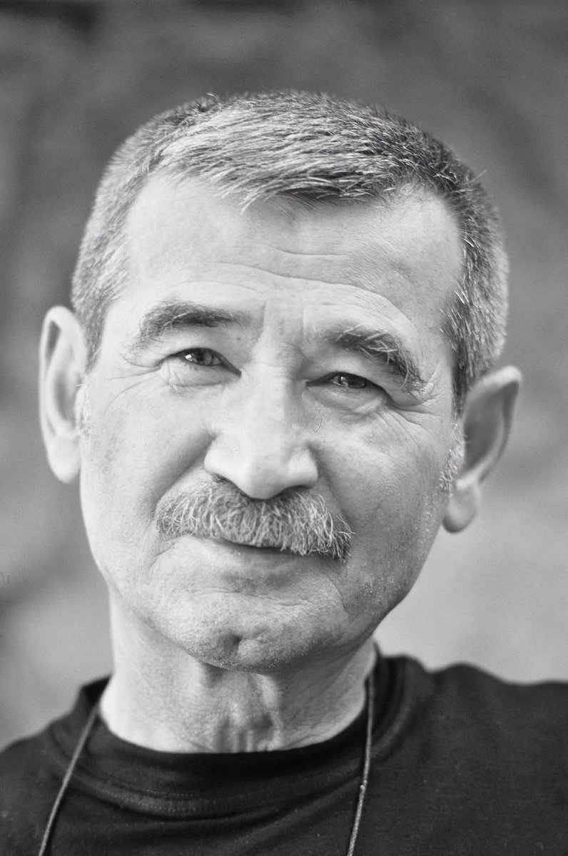 OcelYusuf's tweet photo. Saygıyla...
Ahmet Telli öte dünyaya göçtü

Gün biter gülüşün kalır bende
Anılar gibi sürüklenir bulutlar
Ömrümüz ayrılıklar toplamıdır
Yarım kalan bir şiir belki de...
#AhmetTelli https://t.co/DCSkSXD3sw