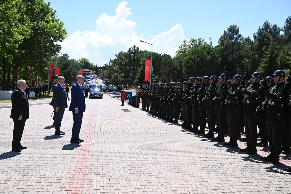 msuedutr's tweet photo. Milli Savunma Üniversitesi 16’ncı Dönem Müşterek Komuta ve Kurmay Eğitimi ile Kuvvet Harp Enstitüleri 8’inci Dönem Komuta ve Kurmay Eğitimi Mezuniyet Töreni, Cumhurbaşkanımız Sayın Recep Tayyip Erdoğan'ın teşrifleriyle gerçekleştirildi. 

Cumhurbaşkanımız Sayın Erdoğan'a Millî Savunma Bakanı Yaşar Güler, Azerbaycan Cumhuriyeti Savunma Bakanı Orgeneral Zakir Hasanov, İçişleri Bakanı Mustafa Çiftçi, Genelkurmay Başkanı Orgeneral Selçuk Bayraktaroğlu, Deniz Kuvvetleri Komutanı Oramiral Ercüment Tatlıoğlu, Hava Kuvvetleri Komutanı Orgeneral Ziya Cemal Kadıoğlu, Bakan Yardımcıları Bilal Durdalı ve Salih Ayhan, İstanbul Valisi Davut Gül, Rektörümüz Prof. Dr. Erhan Afyoncu ve diğer davetlilerin eşlik ettiği törende mezun olan subaylara diplomaları verildi. +++