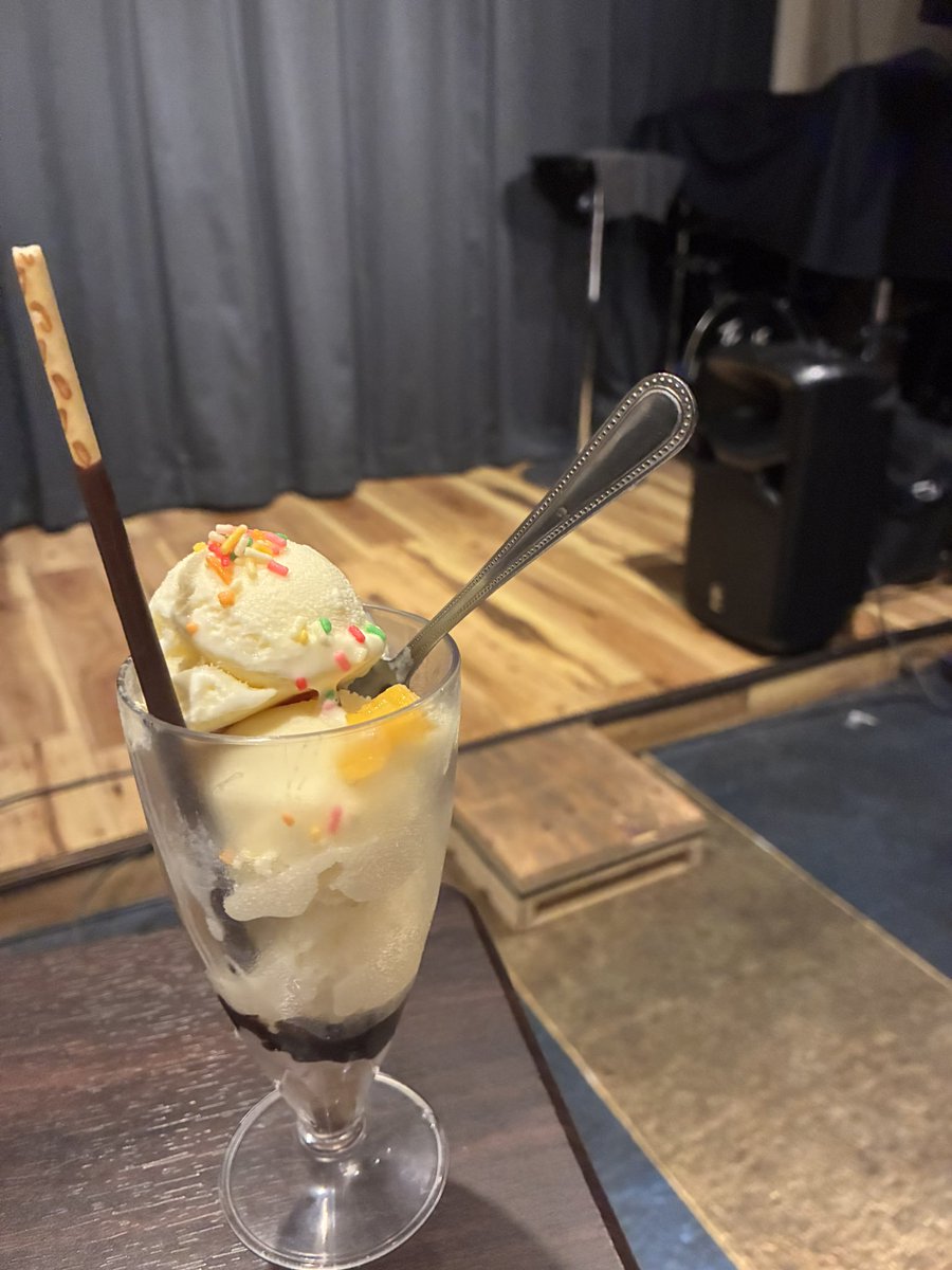 AnJsw14's tweet photo. 3年9ヶ月ぶりのタイツキ！
フルーツポンチの写真がないけど
フルーツポンチ→からあげ丼ハーフ→パフェ😋美味しかった！

肝心の看板の写真を撮り忘れるという失態💧
LIVEです✨✨ https://t.co/BAjWiEtGro
