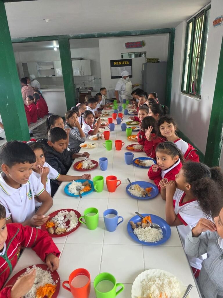 Henrygutian's tweet photo. Gracias a la gestión de nuevos recursos por $12.190 millones ante la Unidad Administrativa Especial de Alimentación Escolar, tenemos asegurado el #PAE para todo 2026, beneficiando a 56.696 estudiantes del departamento. 🥙🍌🫘
Este monto, adicionado a los recursos de balance aprobados recientemente por la Asamblea Departamental, permitirá que el departamento sume un presupuesto total superior a $73.000 millones, garantizando la operación del programa hasta el último día de clase.