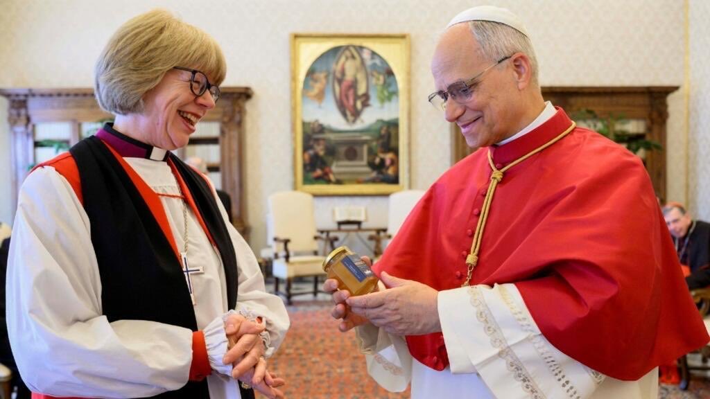 KatalinaSie's tweet photo. El Papa llama “Su Gracia” a una obispa cismática usurpadora y le da su bendición para su ministerio, mientras que a quienes defienden la Tradición católica se les excomulga y los condenan. ¿Ya van entendiendo por qué tantos fieles están confundidos? https://t.co/YdQZP4BVYl