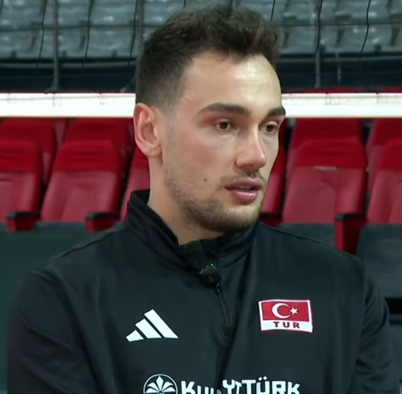 Temmzvolley's tweet photo. Fenerbahçe'ye transferine dair 🇹🇷Bedirhan Bülbül

"Şimdi benim için büyük bir challenge olacak Fenerbahçe formasını giymek. Hep bir hayalimdi Fenerbahçe'de oynamak. Benim için çok büyük bir gurur olacak. O yüzden bunun için çok heyecanlıyım. Gerçekten çok heyecanlıyım. Dediğim gibi rüya gibi 6 yılı geride bıraktım Ziraat Bankası'nda, aynı başarıları ben Fenerbahçe'de tatmak için buraya geldim.

Tabii insanlar şimdi merak ediyor; hani nasıl Ziraat Bankası'nda, 3 kupalı, Final Four'lu, Şampiyonlar Ligi'ni 3. bitirmiş, madalya almış bir takımdan nasıl hani Fenerbahçe? 

Ya tabii ki de bazen bu tarz değişiklikler bir oyuncu için, yeni bir kan iyi gelebiliyor ve bence birçok kişinin hayalidir yani Fenerbahçe formasını giyebilmek. Aynı başarıları orada tatma hayaliyle belli bir kendini o yola sokmak bence büyük bir challenge olacak benim için.

Ben o yüzden çok mutluyum. Çok da heyecanlıyım. Yani milli takımı en iyi şekilde bitirip hemen Fenerbahçe Spor Kulübü'nün formasını giymek istiyorum.

Büyük yıldız oyuncular transferi de yapılmış durumda, Fenerbahçe'de iyi bir takımız. Yerli yabancı hepsi iyi. Ben çok heyecanlıyım yani Fenerbahçe'de oynayacağım için. Sabırsızlıkla bekliyorum."

(  @enesyalniz , TRT Spor Yıldız )