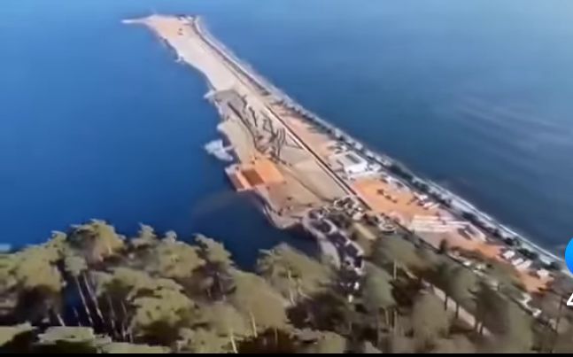 JosephMbom95001's tweet photo. Port en eau profonde de Banana sous #Félix 👇
La #guerre contre Félix là, pas pcqu'il #gère_Mal le pays, Mais #justement pcqu'il #viendra #faire plus #mieux que le r��gime de 18 Ans 👇😂 https://t.co/1WOFl2uxPt