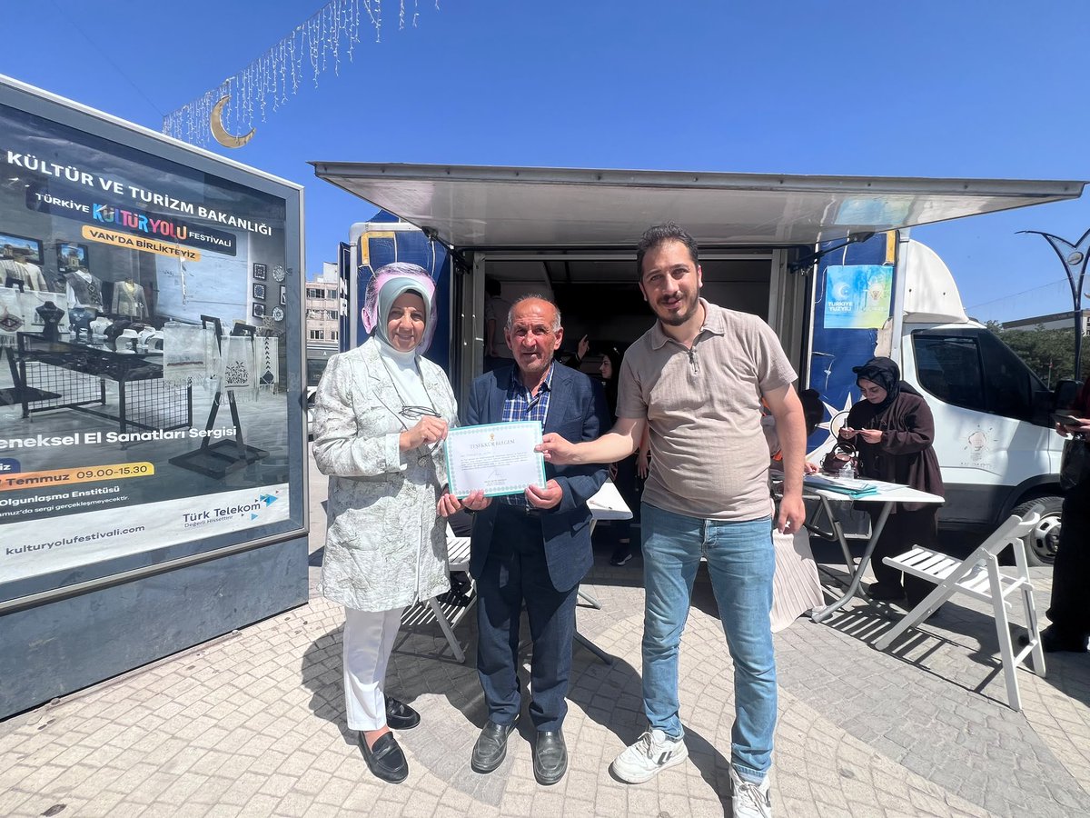 ipekyolu_van's tweet photo. Genel Merkez Kadın Kolları MKYK Üyemiz Sayın Havva Duran, üyelik standımızı ziyaret ederek Gençlik Kolları Başkanımız Sayın Musab Ergül ve yönetim kurulu üyelerimizle bir araya geldi.
@avyusufibis
@osmannazlier
@YunusEmreMks 
@mrasitunal 
@SamedTercan 
@gultepeburak 
@ErgulMusab https://t.co/2EneDjBt7J