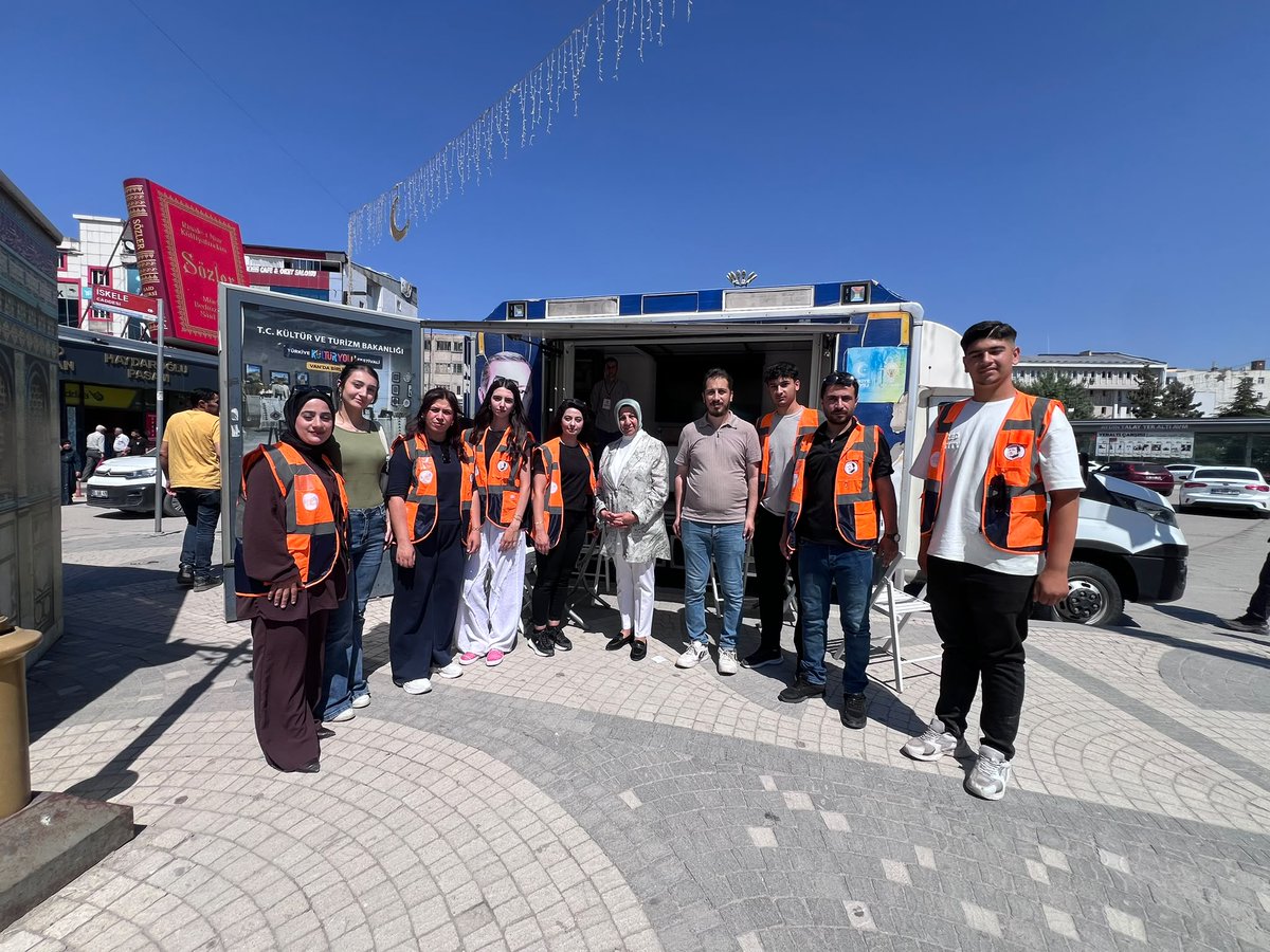 ipekyolu_van's tweet photo. Genel Merkez Kadın Kolları MKYK Üyemiz Sayın Havva Duran, üyelik standımızı ziyaret ederek Gençlik Kolları Başkanımız Sayın Musab Ergül ve yönetim kurulu üyelerimizle bir araya geldi.
@avyusufibis
@osmannazlier
@YunusEmreMks 
@mrasitunal 
@SamedTercan 
@gultepeburak 
@ErgulMusab https://t.co/2EneDjBt7J