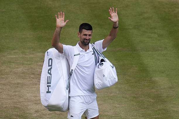 jmgmoron's tweet photo. Cuando veo por aquí algún comentario que habla de DECEPCIÓN sobre Djokovic hoy... me duele porque creo que es injusto.

No dimensionamos que este tío tiene 39 años. Que no puede salir a competir contra gente de 24-25-26 cada día como si nada.

Aún así, Nole lleva estos resultados en los últimos siete Slams:

SF
SF
SF
SF
Final
3R
SF

Estos no son los números propios de alguien que tiene 39 años. Le tenemos demasiadas expectativas, por quién es, pero no olvidemos que es humano y también siente el paso del tiempo.

Siempre diré que cada partido suyo es un regalo para todos. La gran mayoría, a su edad, estaba retirado o con el cuerpo que no le daba para más de dos horas de tenis.

Él, sigue compitiendo contra los mejores. Piensen en eso.