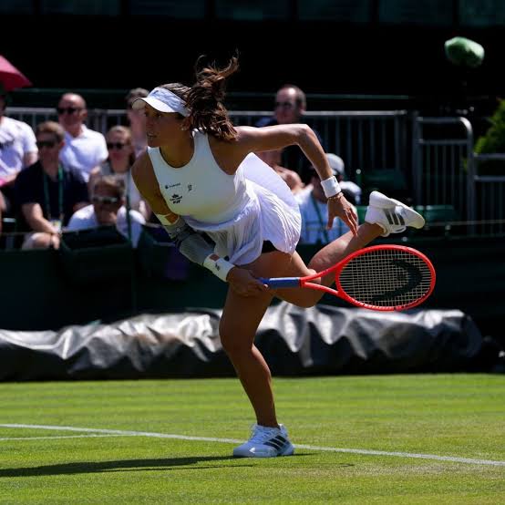 chbrasileiros's tweet photo. Wimbledom 2026 🌱

Final feminina de simples:
🇨🇿 x 🇨🇿

Final feminina de duplas:
🇧🇷🇨🇦 x 🇨🇳🇫🇷

Final feminina júnior de duplas:
🇧🇷🇧🇷 x 🇨🇿🇨🇿

Final feminina júnior de simples:
🇨🇳 x 🇷🇺

Quatro tchecas, três brasileiras, duas chinesas,  uma canadense, uma francesa e uma russa 

É impossível pra quem acompanha o tênis feminino do Brasil, todas as dificuldades e os tabus quebrados de pouco a pouco ao longos do anos não se emocionar com isso