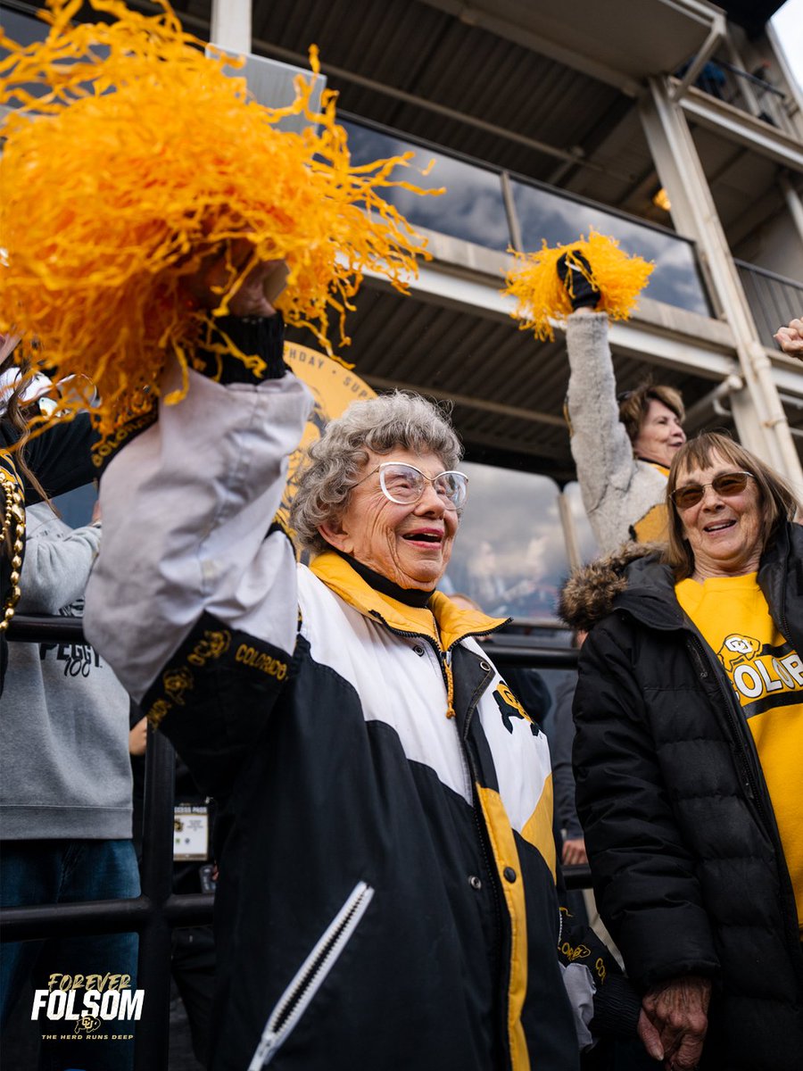 CUBuffs's tweet photo. One of our favorite Folsom Field memories...

50k strong singing along for Ms. Peggy's 100th birthday 🖤💛

 #GoBuffs | #ForeverFolsom https://t.co/q8e1nGY7ug